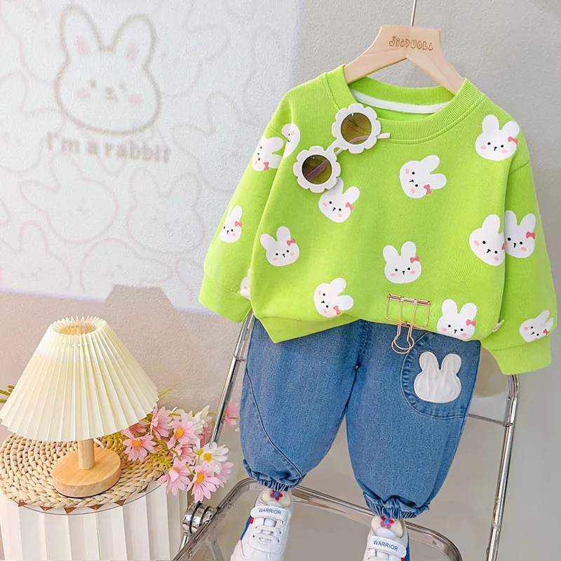 Pantalones infantiles con diseño deportivo