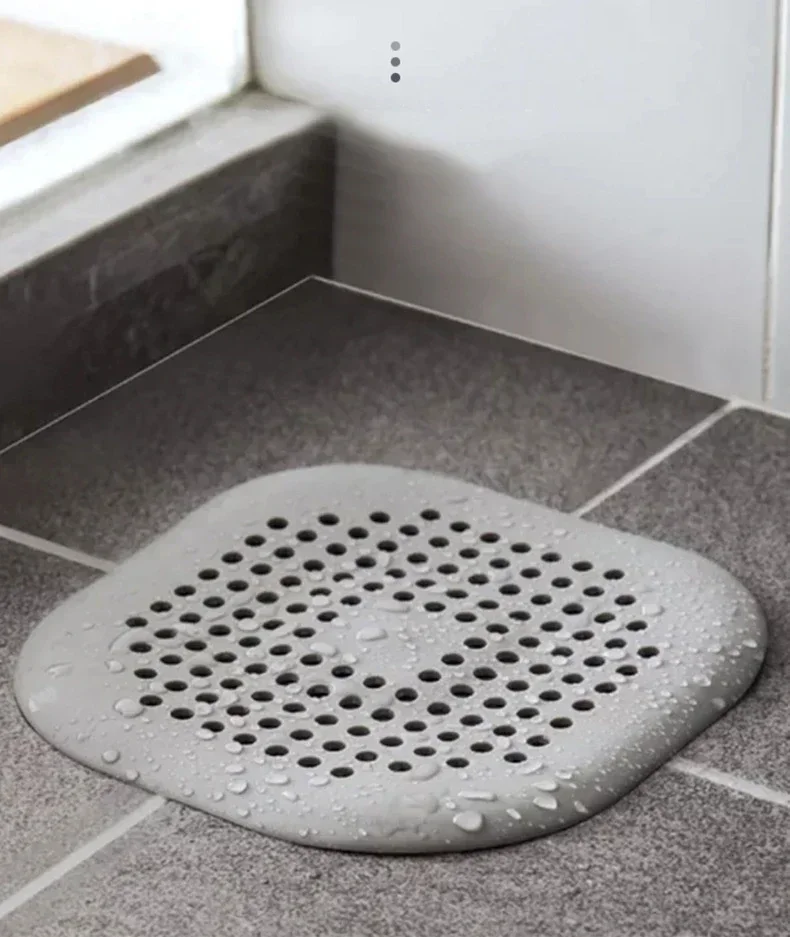 Tapón de desagüe con colador antipelo colocado en una bañera mostrando su diseño de malla fina