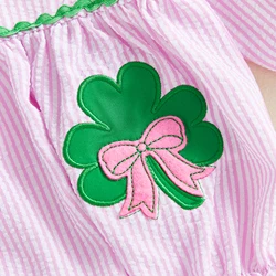 Mono de bebé niña irlandés con trébol bordado y lazo