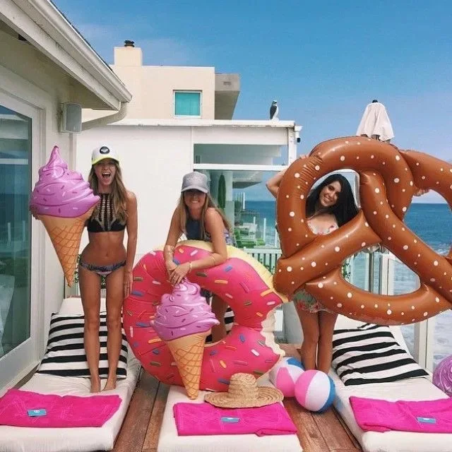 Juguete inflable con diseño de helado y estilo veraniego