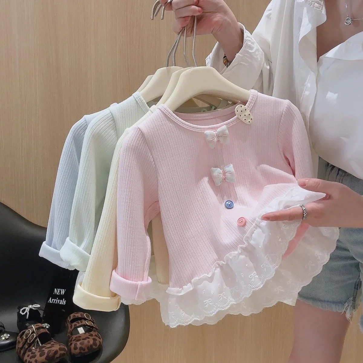 Bebé con camiseta de manga larga como capa interior debajo de un jersey