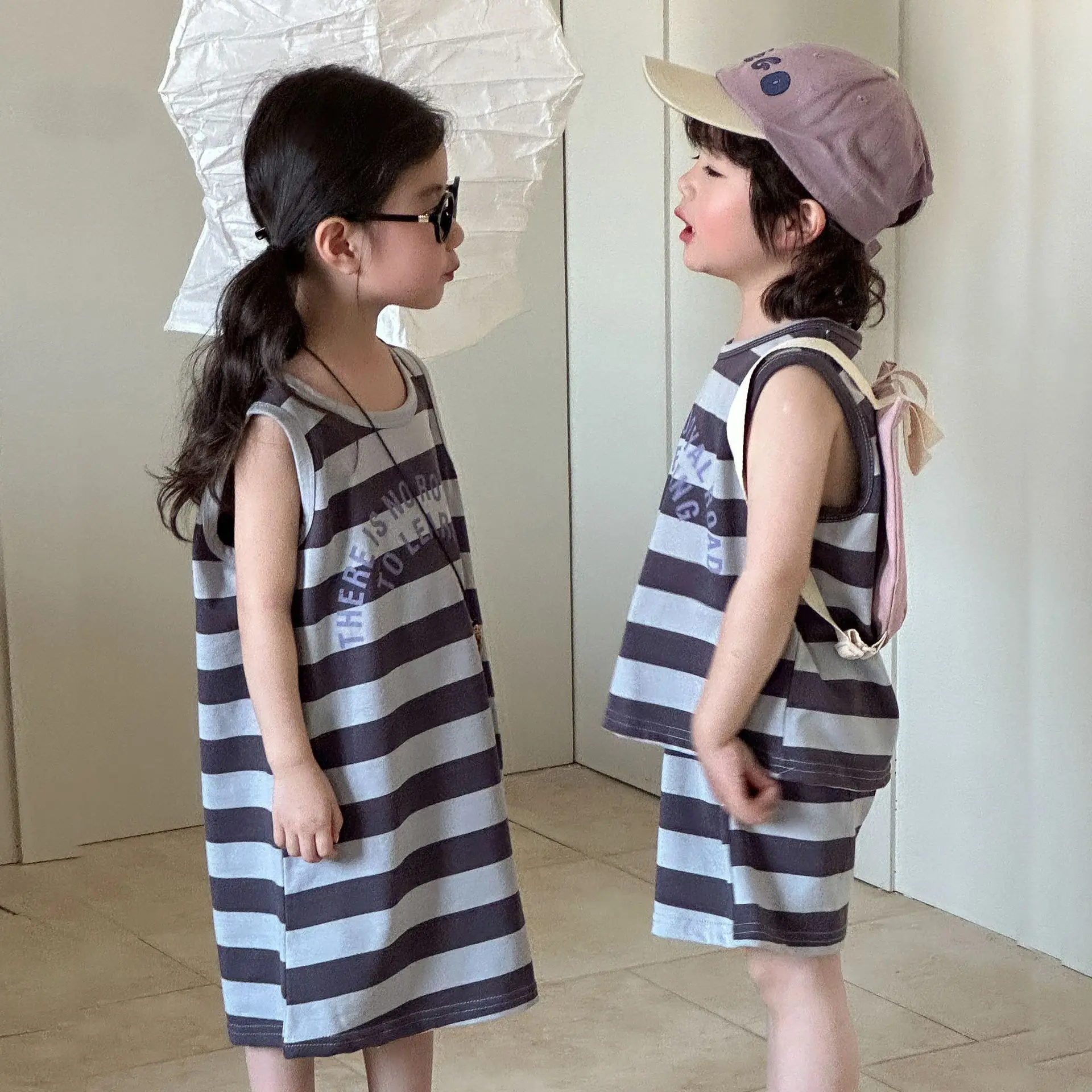 Conjunto deportivo de verano a rayas para niñas con chaleco - imagen 5