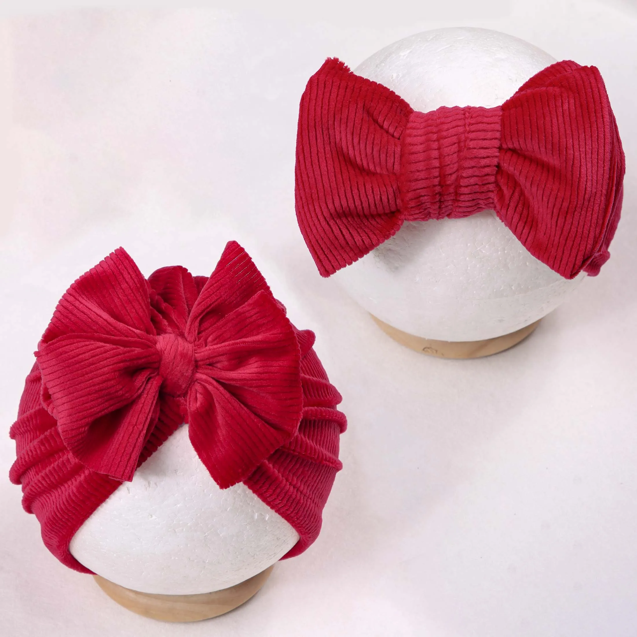 Gorro y diadema de pana roja para bebé, vista frontal