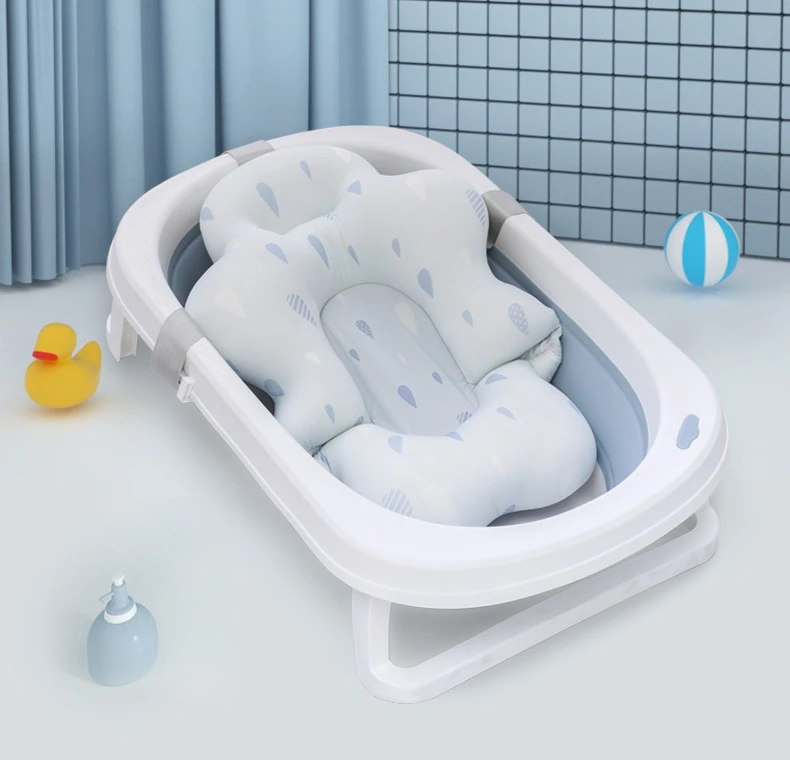 Bebé disfrutando del baño en el asiento reclinable