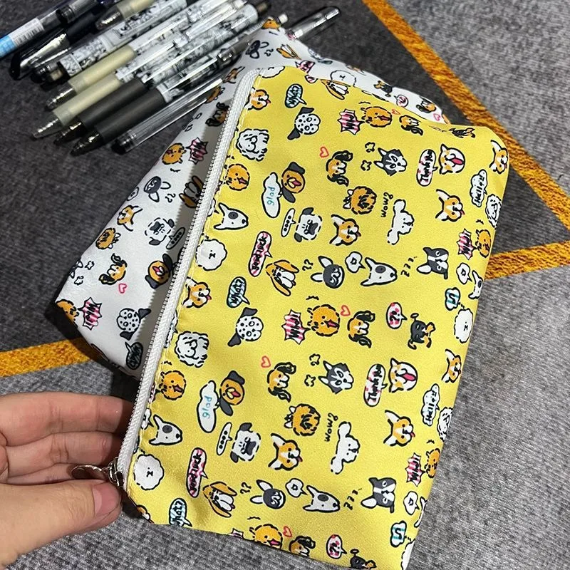 Estuche con detalle del estampado de cachorro