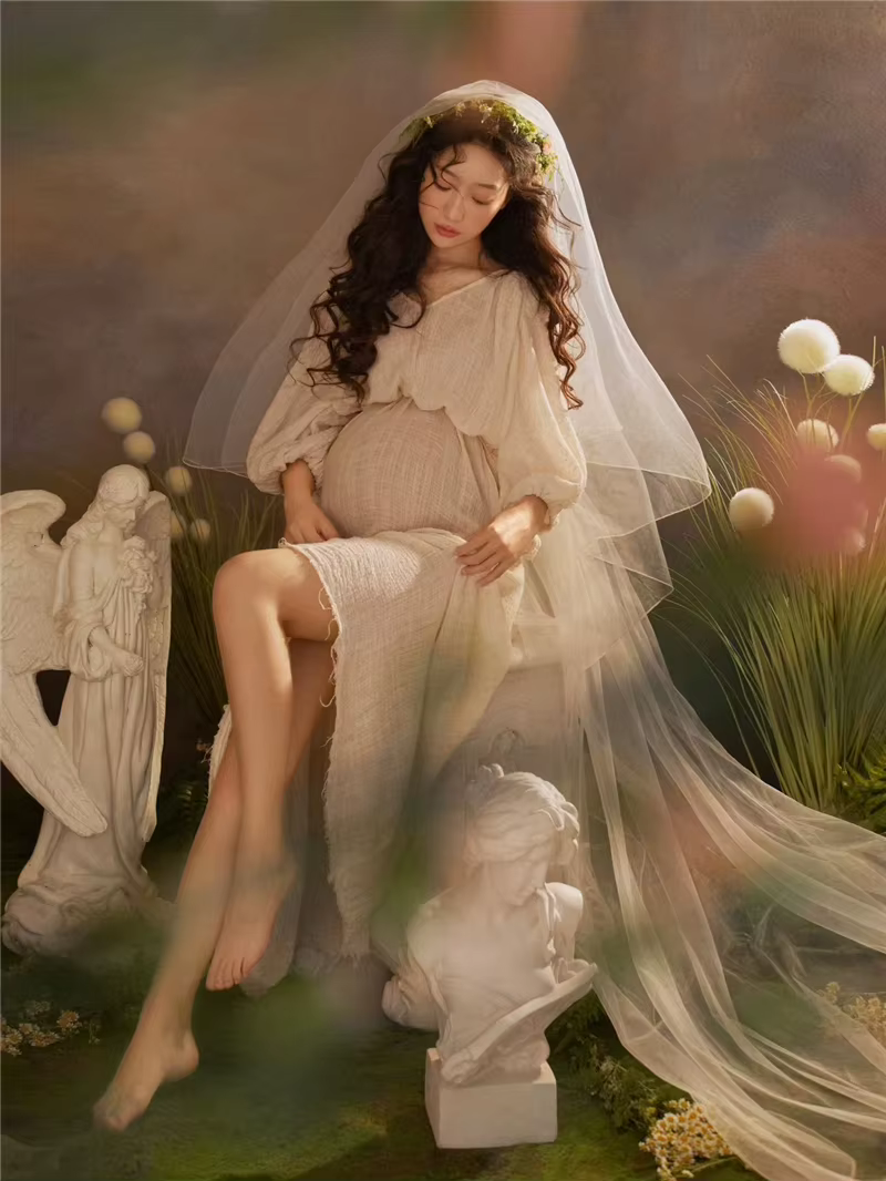 Vestido de embarazo de cáñamo con tocado para sesión en estudio