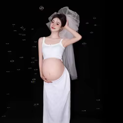 Vestido premamá blanco con velo elegante para sesión de fotos