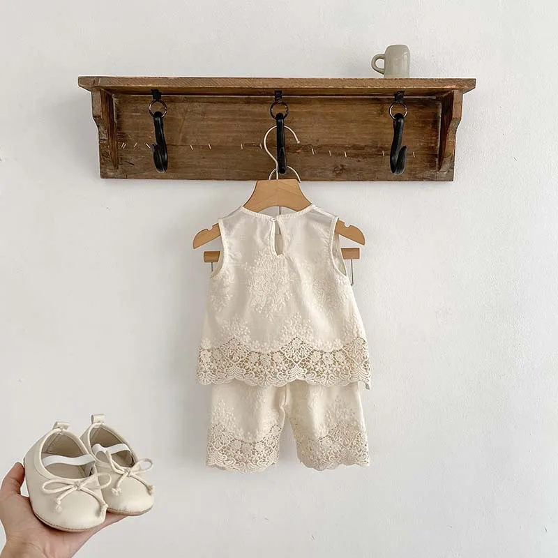 Conjunto de bebé verano: chaleco encaje y pantalón floral bordado - imagen 4