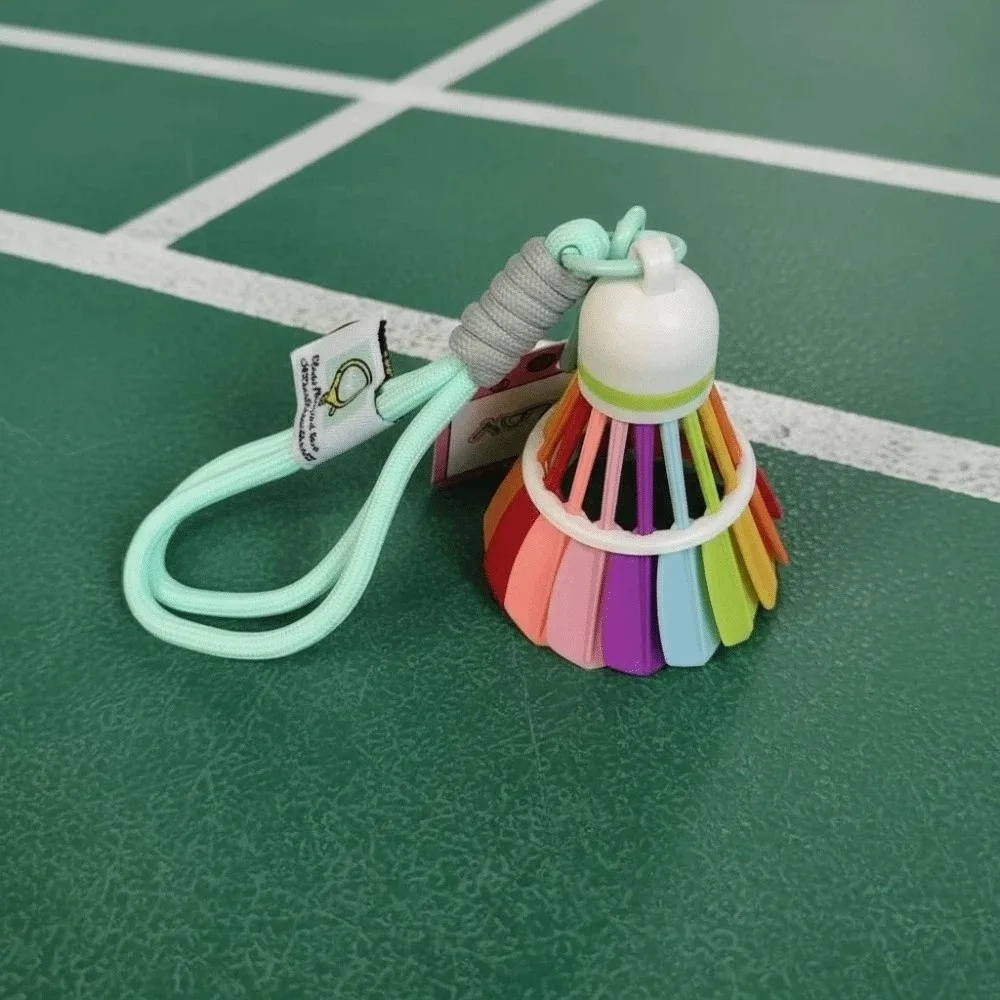 Llavero de bádminton colgado en una mochila