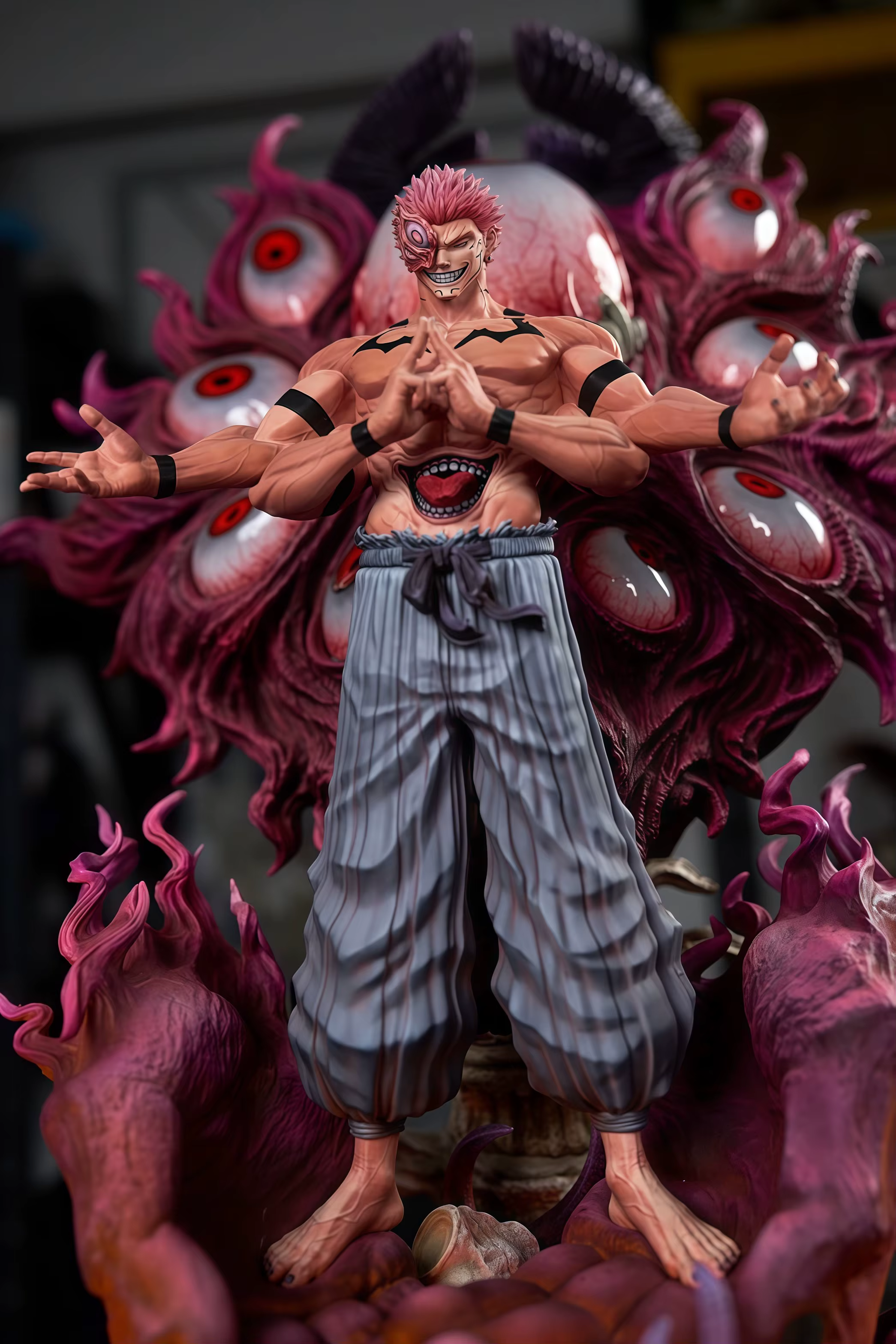 Detalle y acabado de la figura de Sukuna en estilo anime