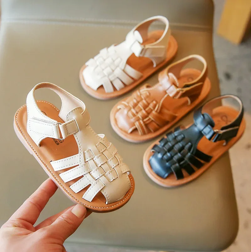 Diseño veraniego para niñas, tipo sandalia plana