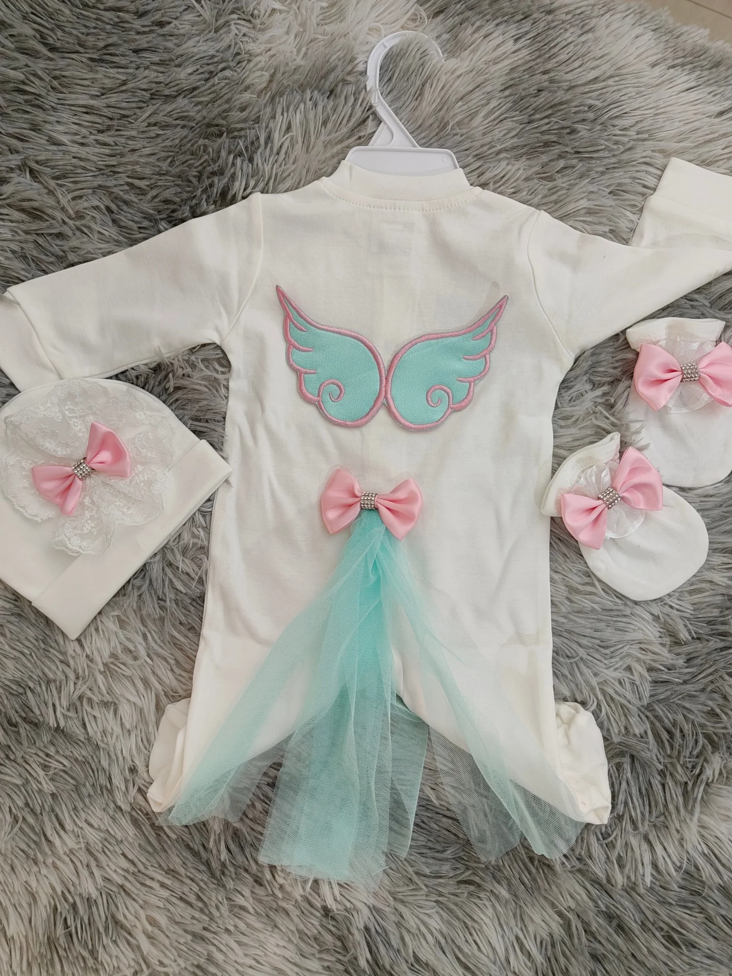 Conjunto recién nacido en tul con alas de ángel bordadas - imagen 3