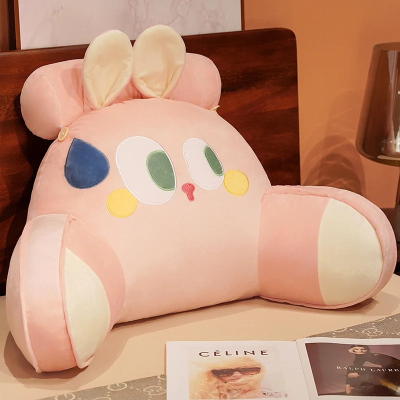 Cojín usado como respaldo decorativo junto a cama infantil