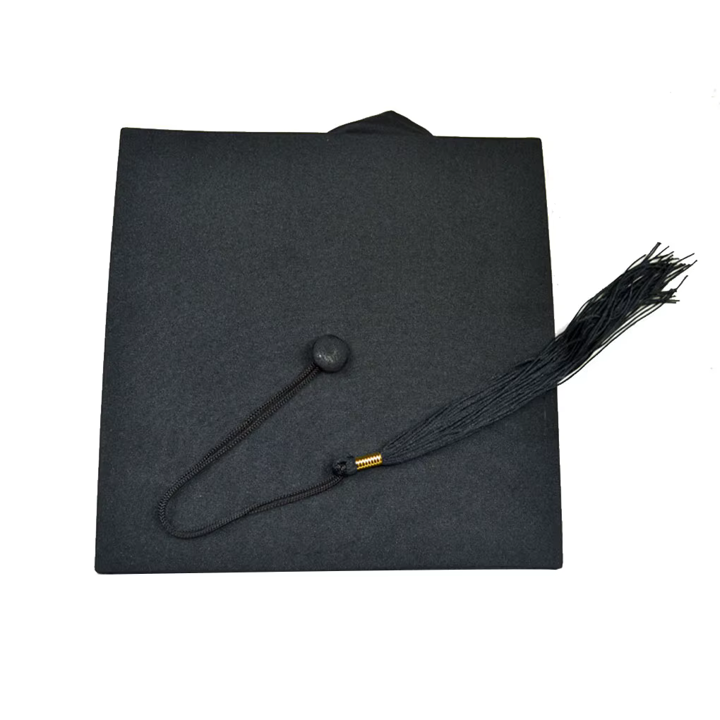 Detalle del gorro tipo academia para fotos