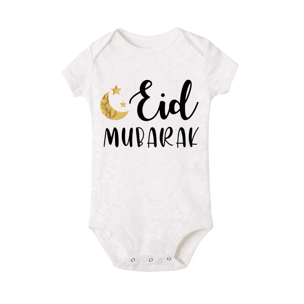 Familia completa con trajes Eid Mubarak