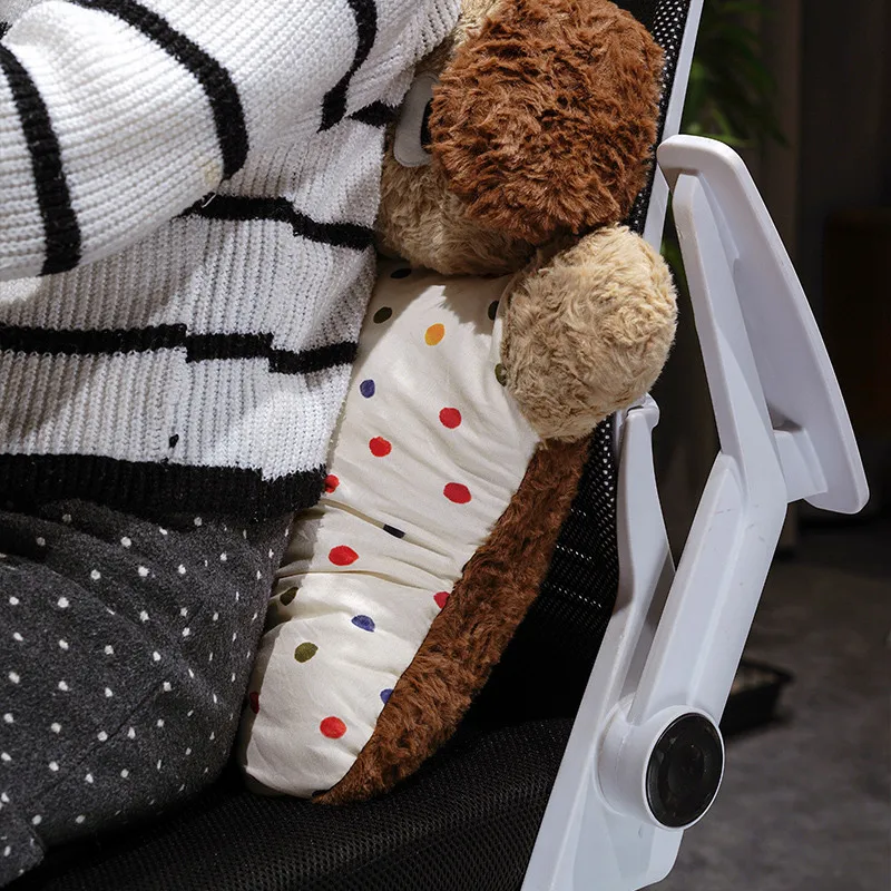 Peluche en posición de descanso