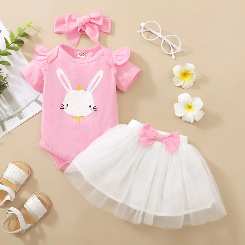 Bebé con conjunto de pelele de conejo y falda de tul
