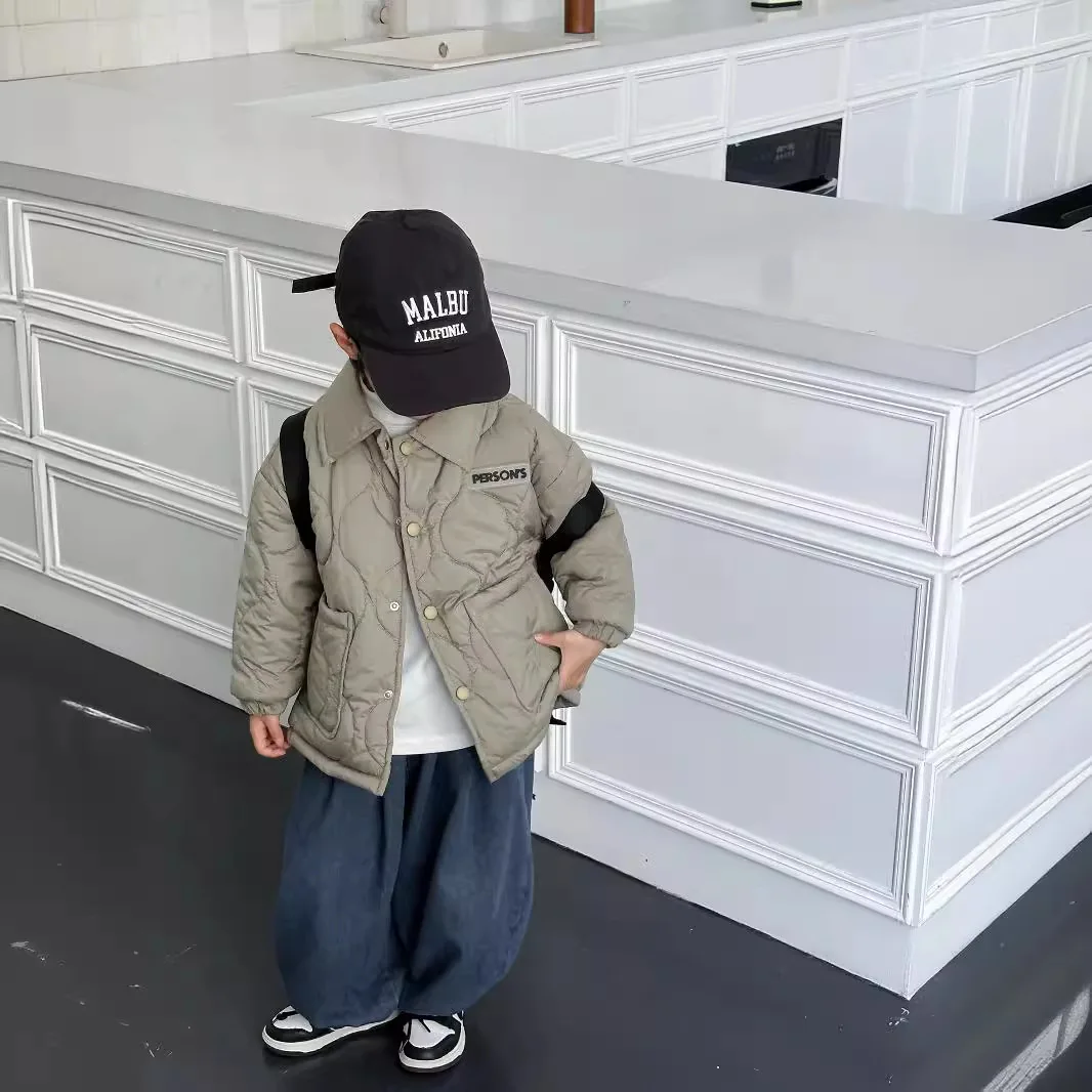 Chaqueta usada por niño en parque