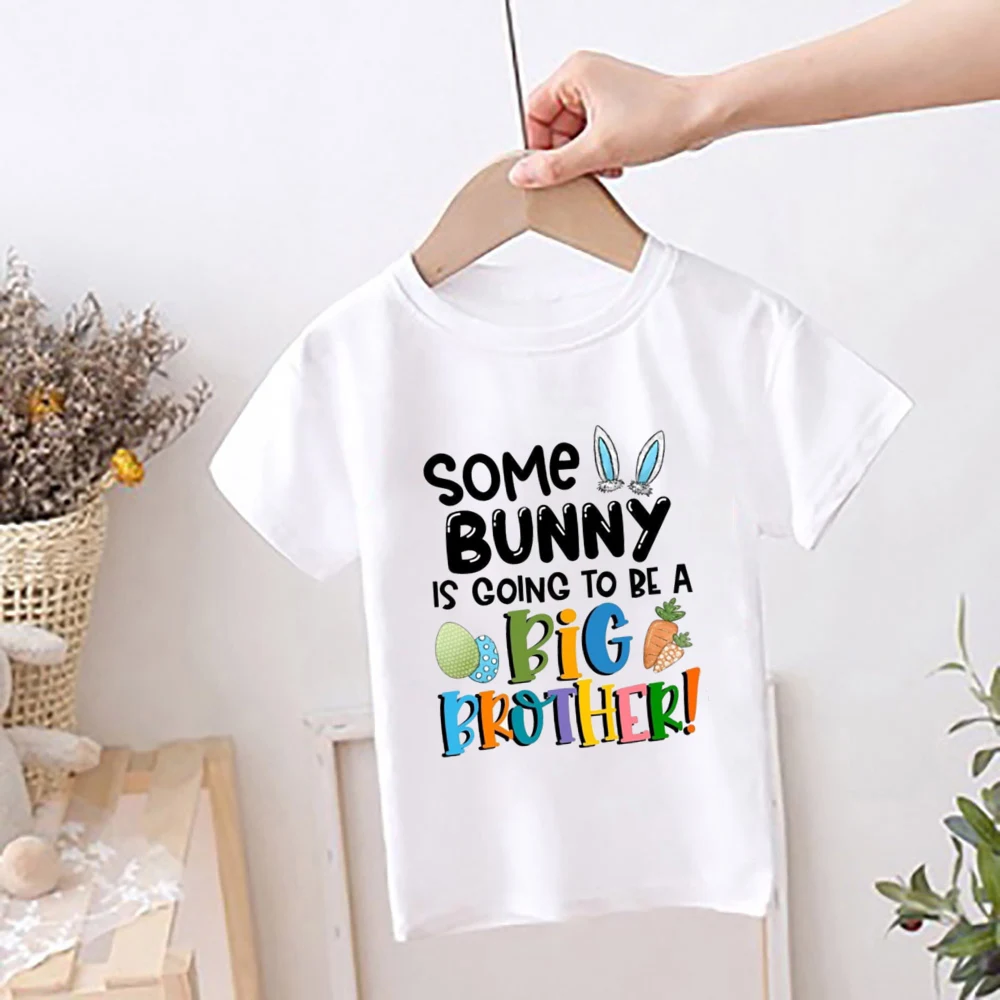 Detalle del estampado de conejitos en camiseta infantil