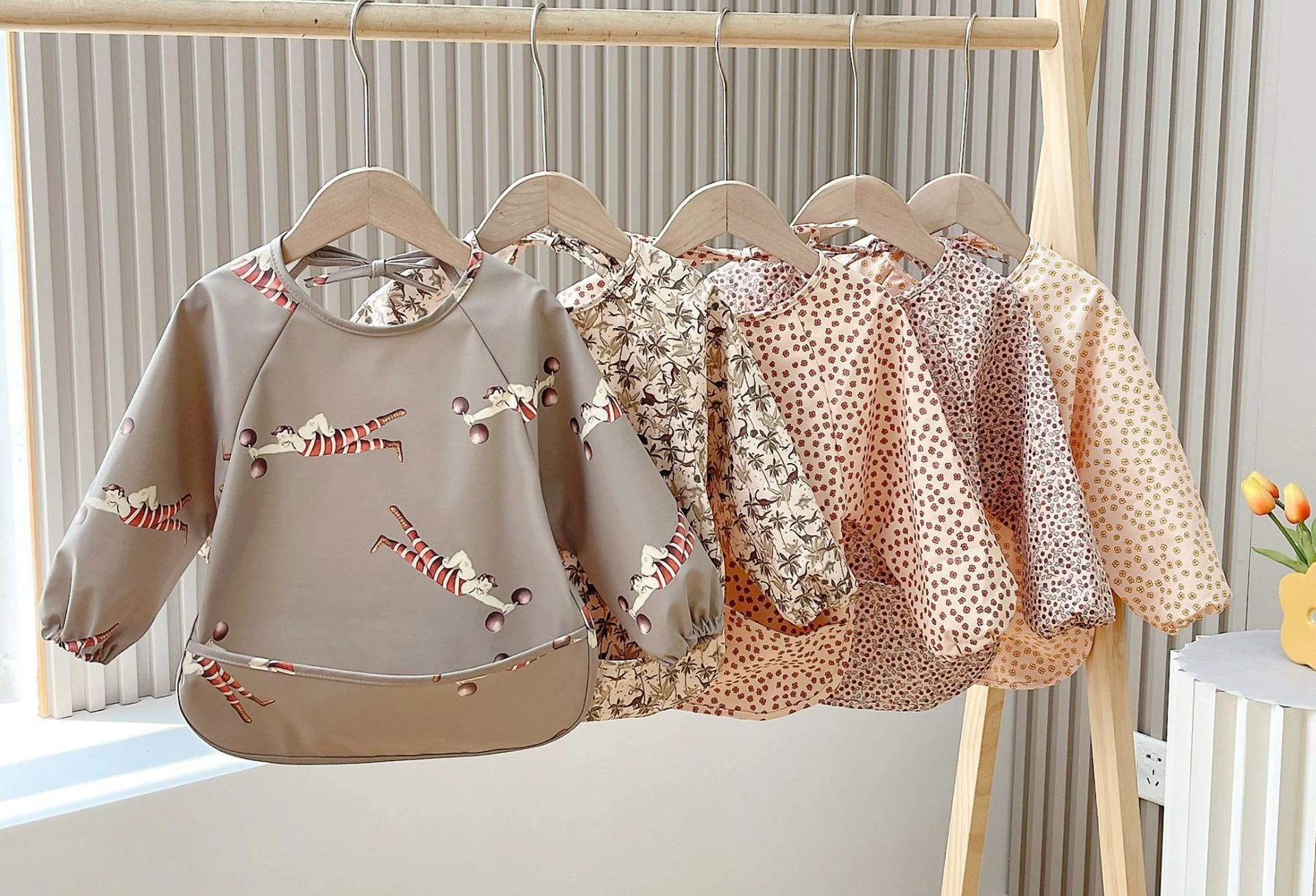 Babero de manga larga con estampado infantil