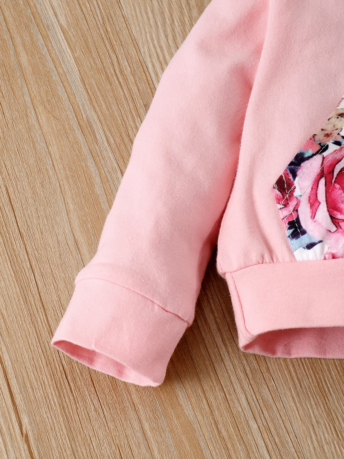 Conjunto floral bebé: top capucha, pantalón y diadema - imagen 4