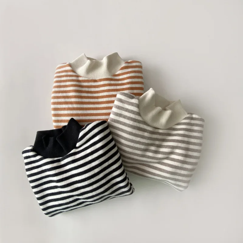 Estilo casual con rayas para niño pequeño