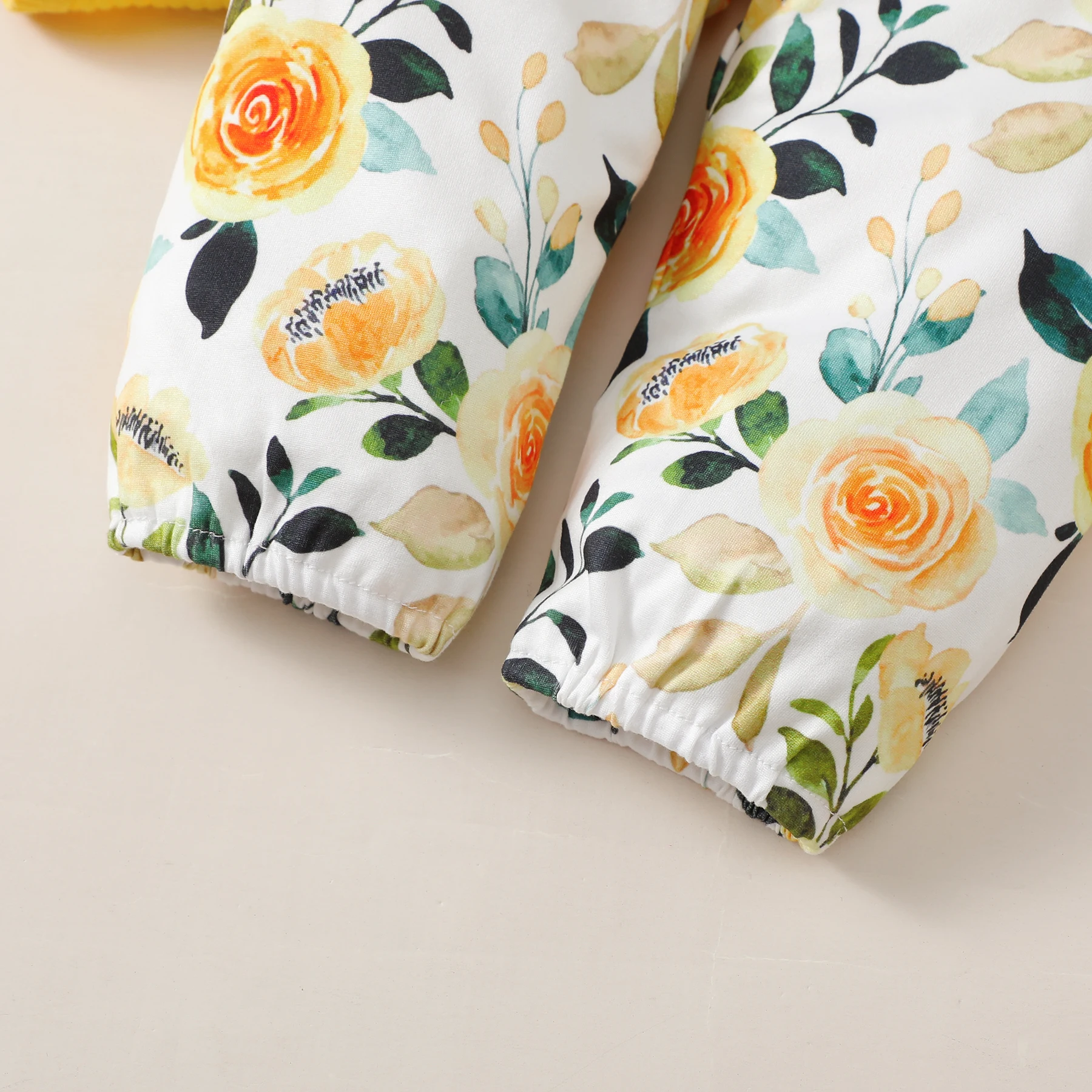Conjunto bebé primavera con mono amarillo, pantalón floral y diadema - imagen 4