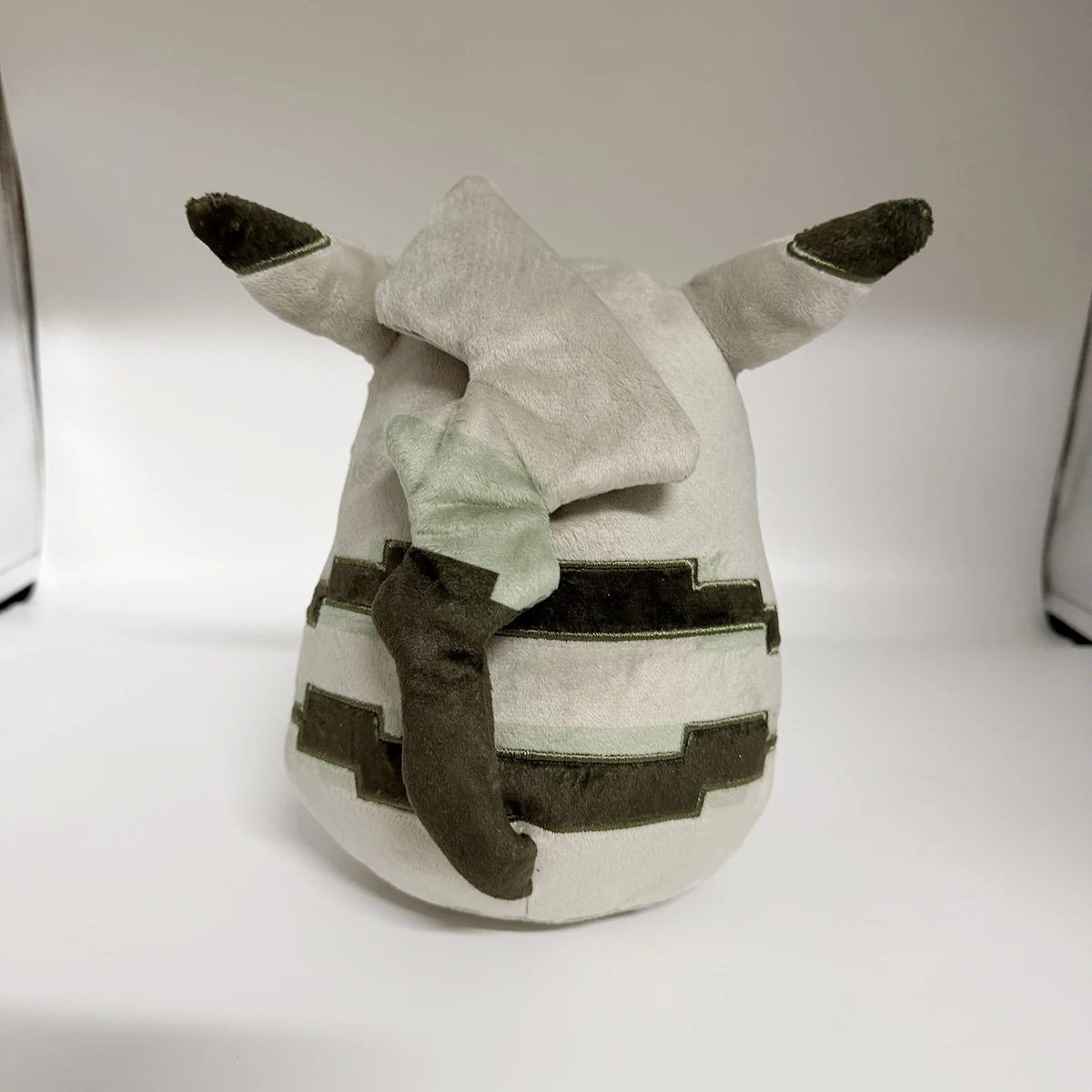 Detalle del personaje Pikachu en peluche estilo pixel