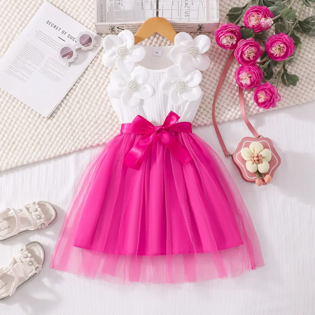 Vista del vestido para niña con estampado floral