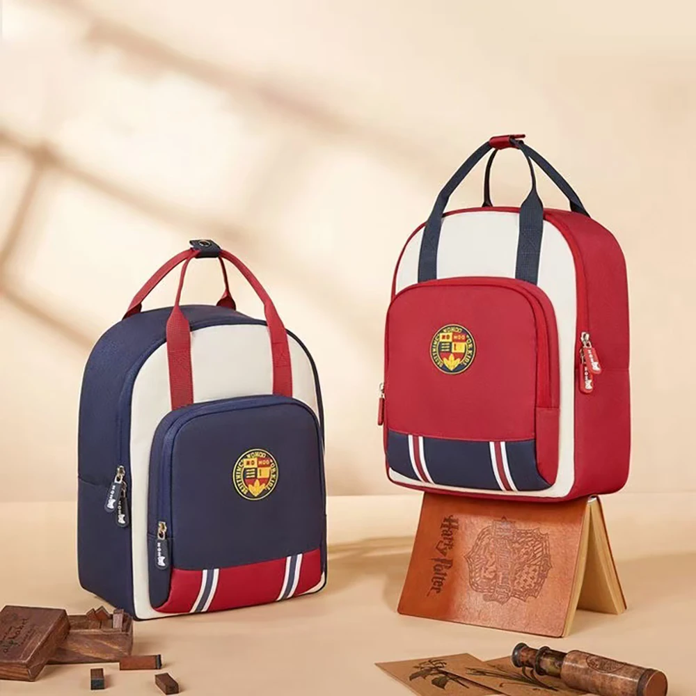 Mochila infantil retro con bloques de color y emblema - imagen 2