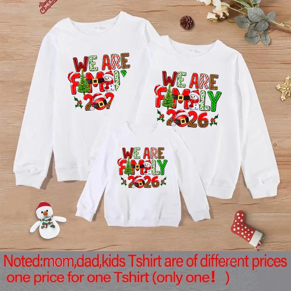 Familia con sudaderas a juego