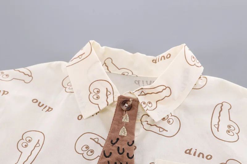 Detalle de la camisa de manga corta