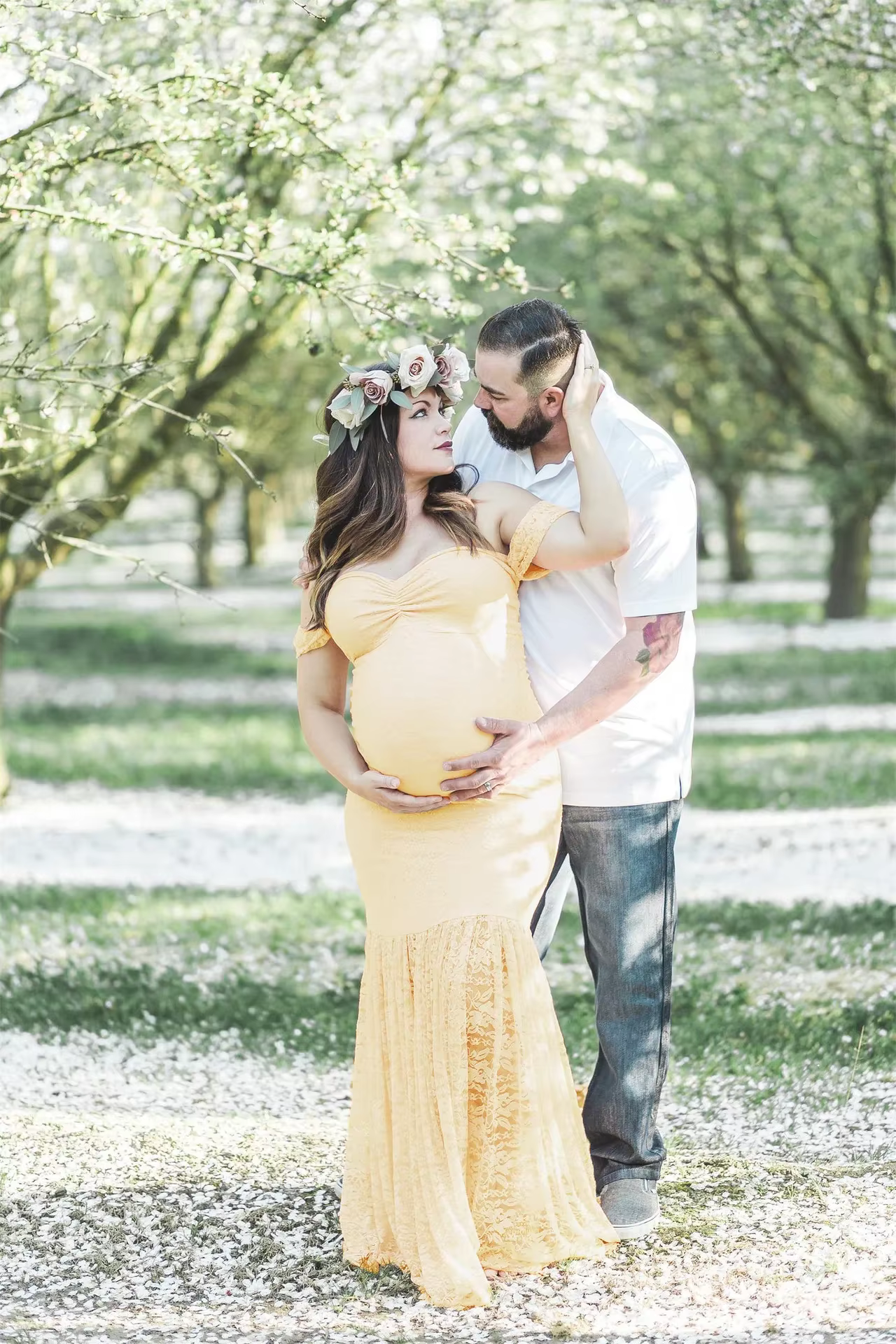 Vestido premamá largo con elegancia de enfermería y hombros descubiertos - imagen 5