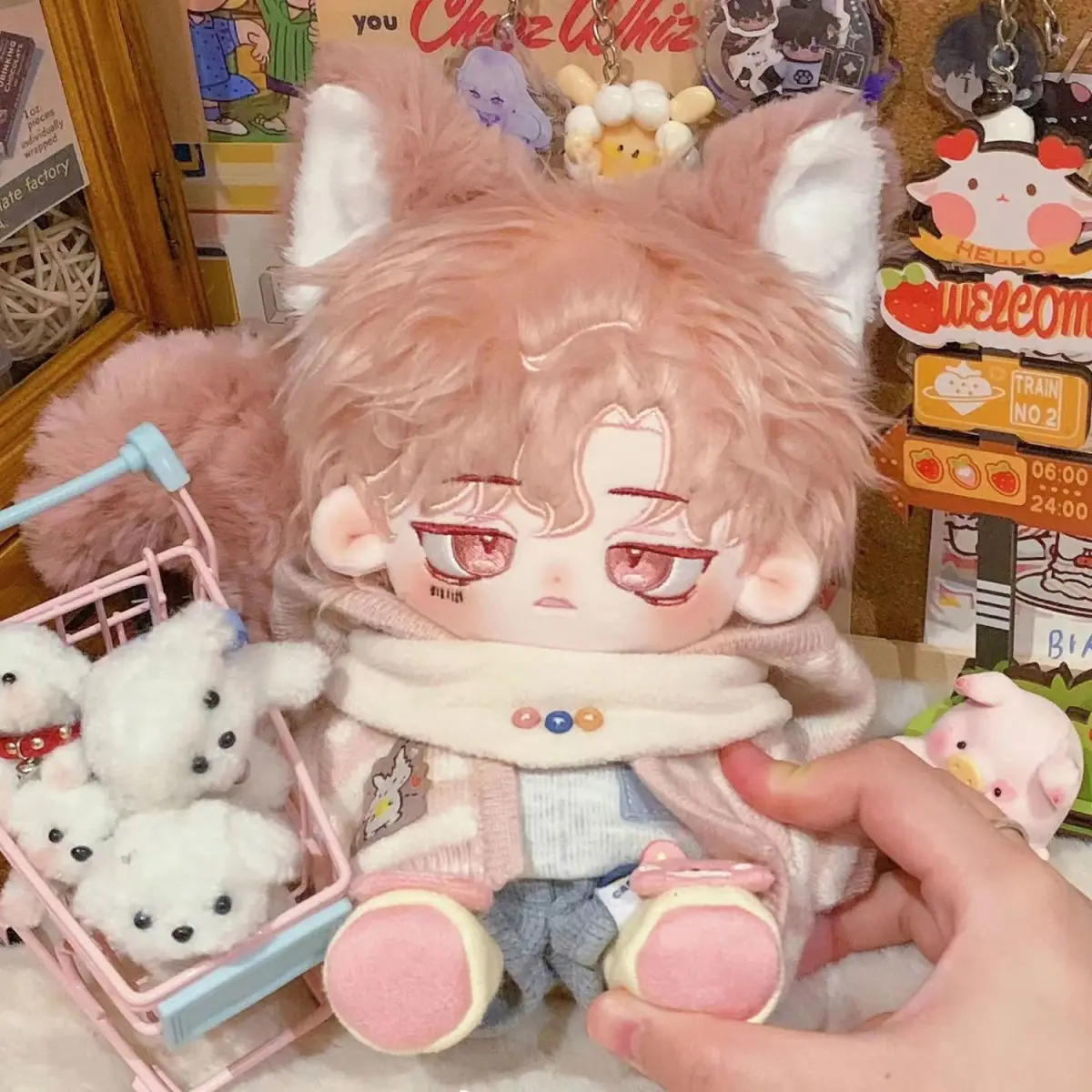 Muñeco de peluche con ropa cambiable para diferentes looks