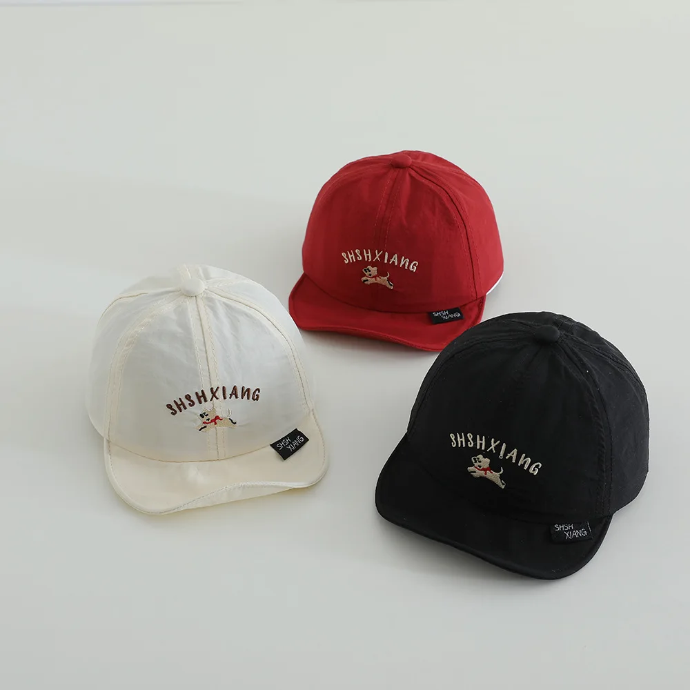 Gorra infantil vista lateral con correa ajustable