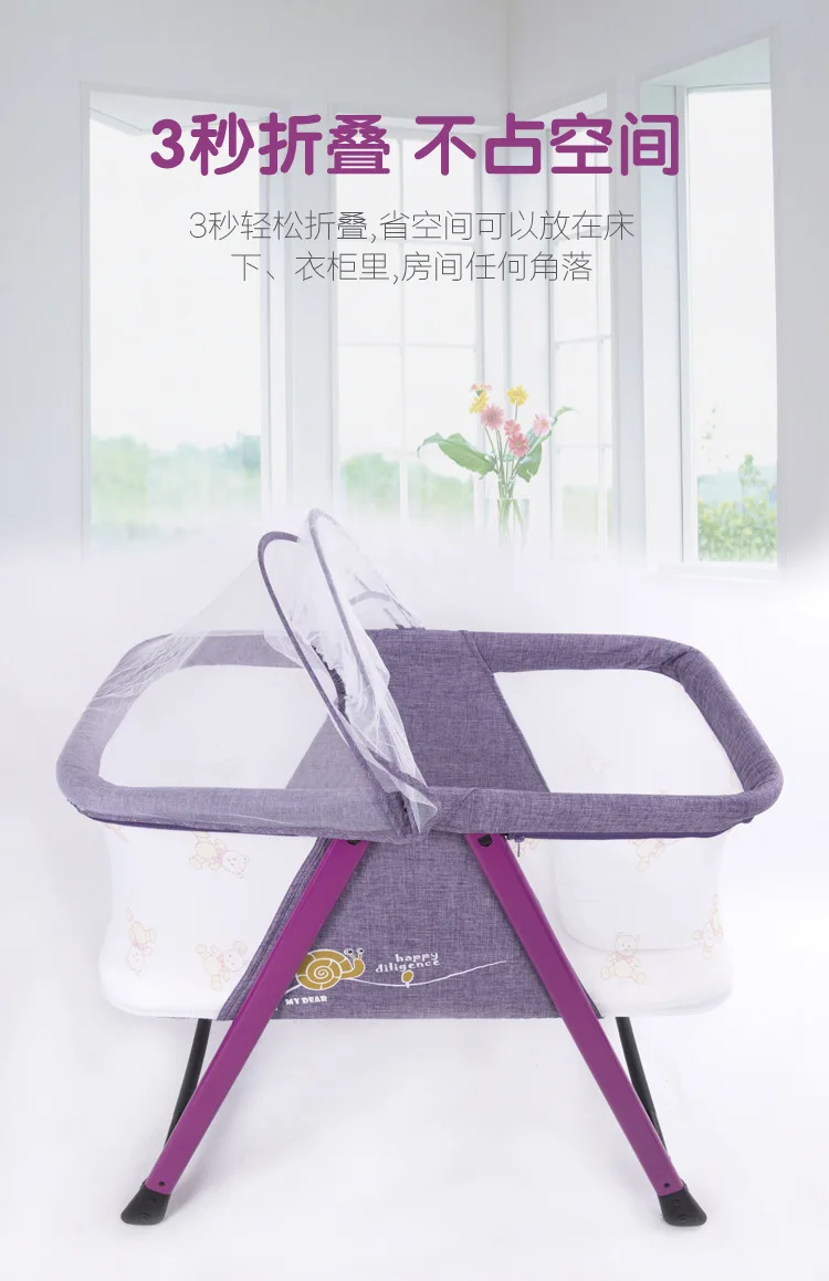 Cuna plegable vista frontal con bebé durmiendo