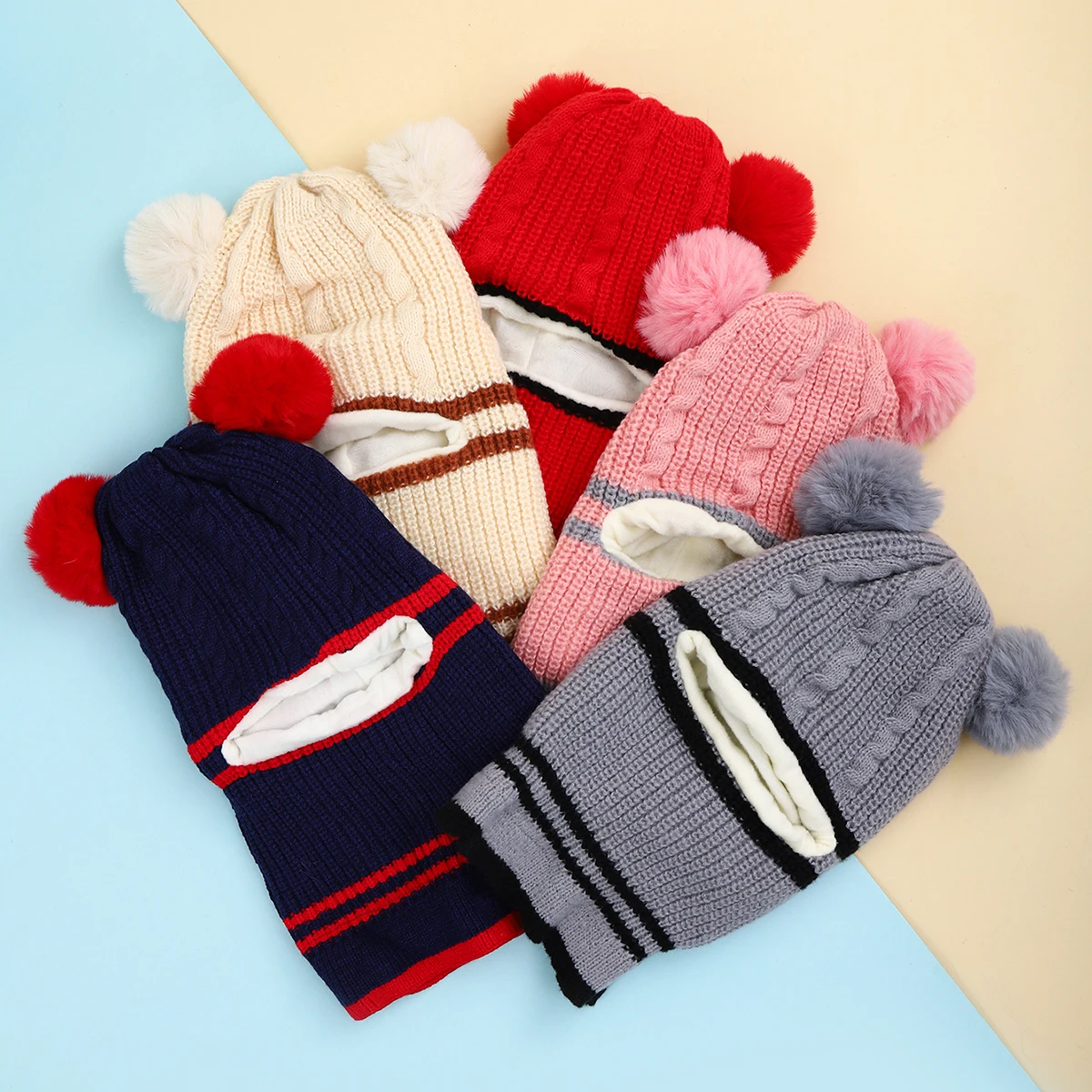 Gorro tejido con orejas de oso en estilo infantil
