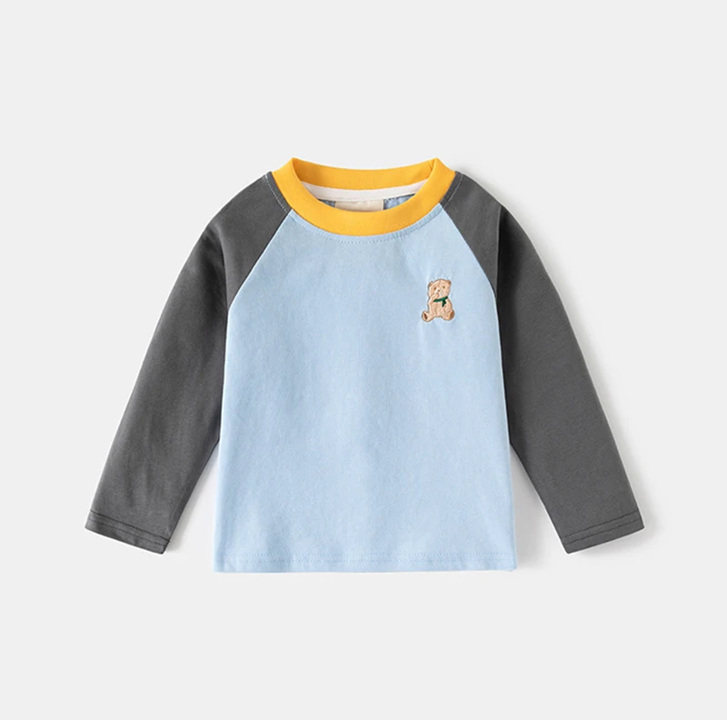 Camiseta gris con diferentes combinaciones