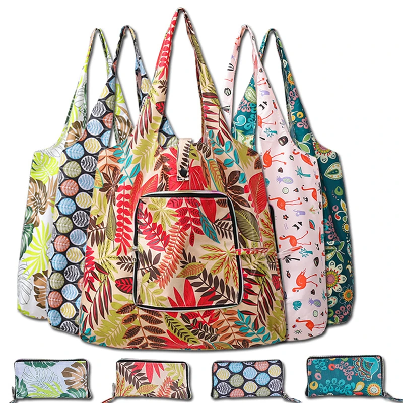 Detalle del estampado floral en la bolsa