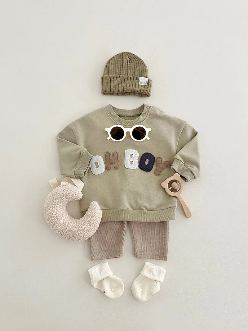 Pantalones coordinados del conjunto infantil