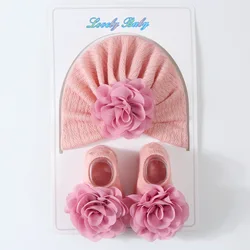 Conjunto gorro floral y calcetines para recién nacido