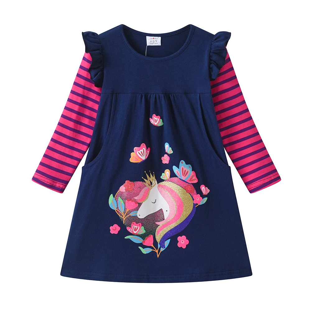 Niña modelando el vestido con leggings y botines