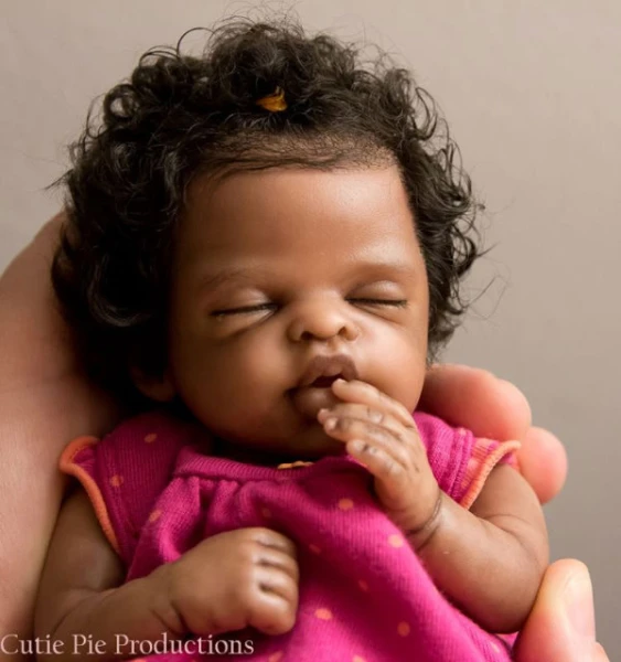 Muñeca reborn realista Katie – Tacto suave para coleción - imagen 4
