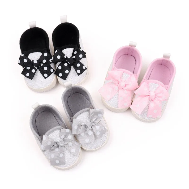 Zapatos de bebé roses con lazo suave para primeras caminantes