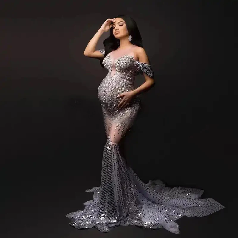 Vestido premamá elegante con pedrería y hombros descubiertos - imagen 2