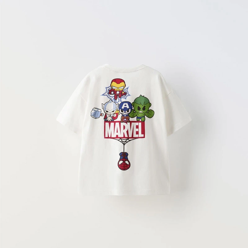 Detalle de la costura y tejido de la camiseta