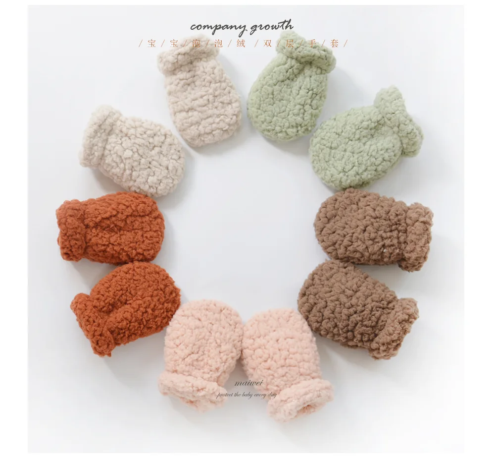 Guantes peludos para bebé en color sólido