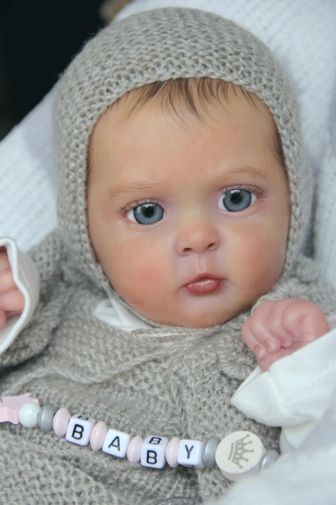 Muñeca bebé Jocy con ropa y accesorios incluidos