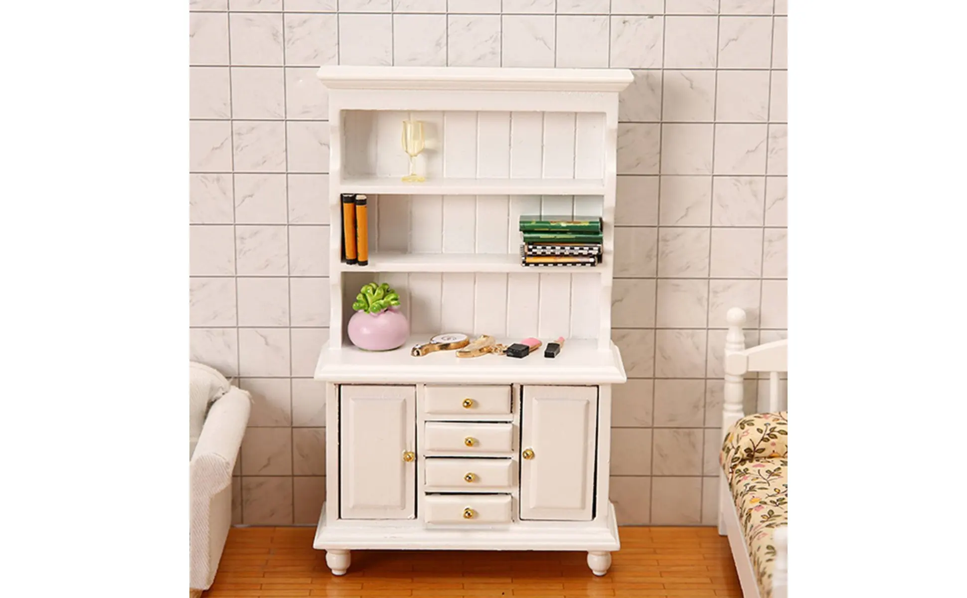 Vitrina miniatura con estanterías interiores para decorar una sala de muñecas