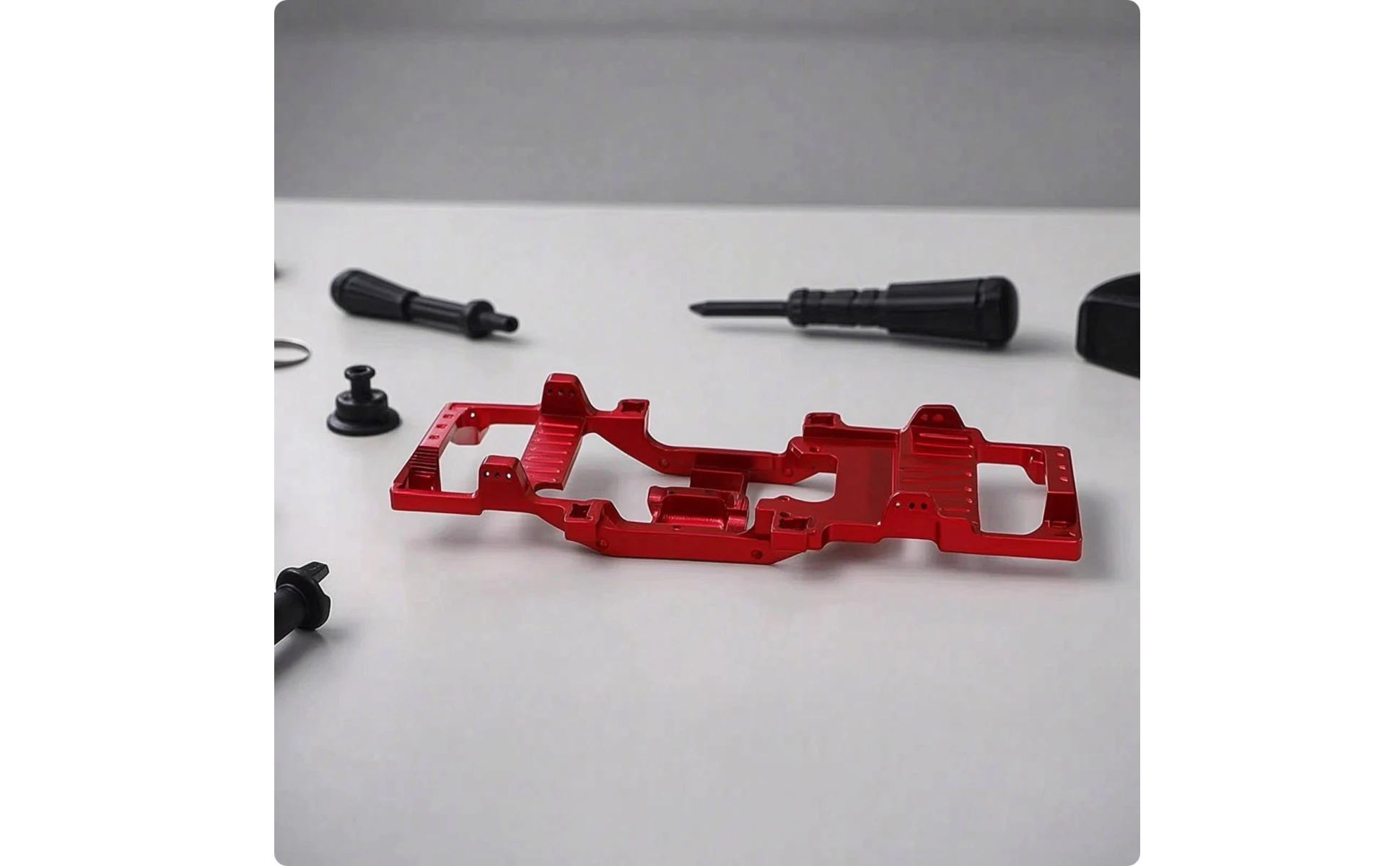 Detalle del chasis RC con sección central abierta y zonas de montaje